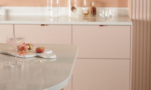 Epoq Trend Blush & Trend Sienna køkken med hylder fyldt af glas