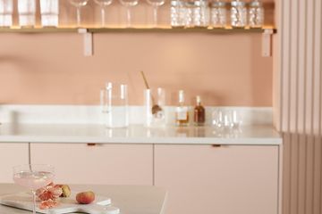 Epoq Trend Blush & Trend Sienna køkken med hylder fyldt af glas