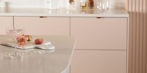 Epoq Trend Blush & Trend Sienna køkken med hylder fyldt af glas