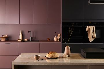 Epoq Trend Burgundy, Trend Sand and Pure Matt Black kitchen with an kitchen island