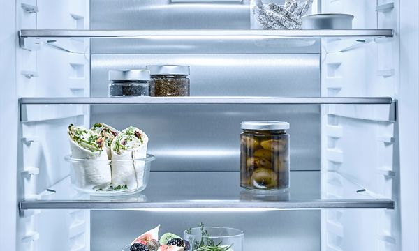 Miele-jääkaappi CleanSteel-takaseinällä