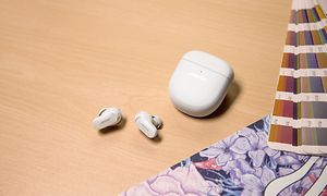 Lähikuva valkoisista Bose Earbuds -nappikuulokkeista ja sen kotelosta