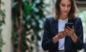 B2B - Mobile Device Management - Nainen käyttää työpuhelintaan