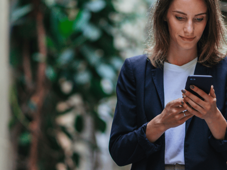 B2B - Mobile Device Management - Nainen käyttää työpuhelintaan