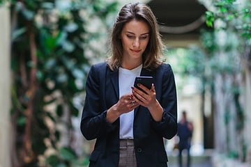 B2B - Mobile Device Management - Nainen käyttää työpuhelinta