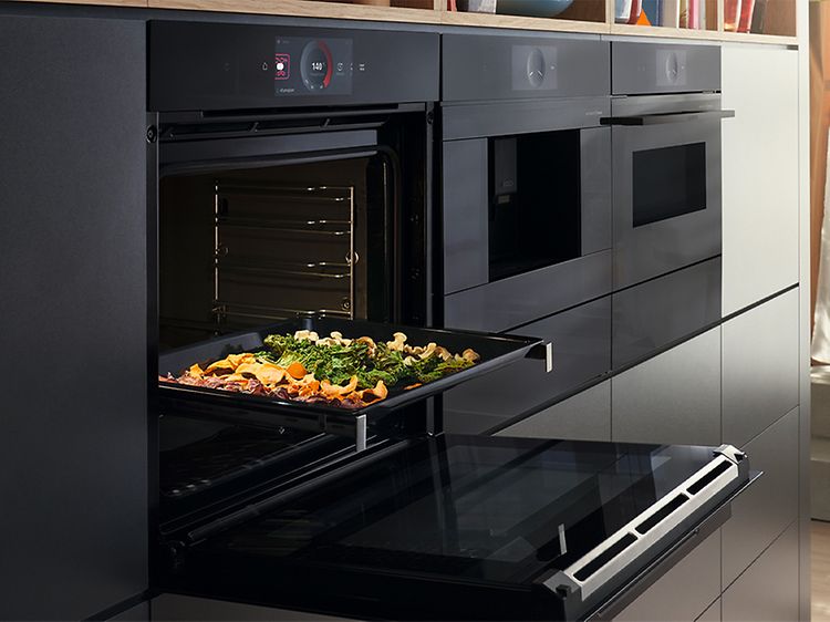Bosch accent line -uuni ovi raollaan ja uunipellillinen vihanneksia