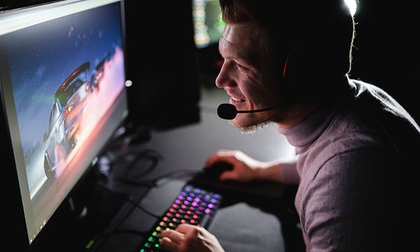 Gaming - Pelitietokoneet - Mies pelaa ruudun edessä