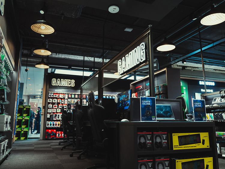 Gaming - Pelitietokoneet - Gigantti-myymälän peliosasto