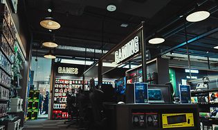 Gaming - Pelitietokoneet - Gigantti-myymälän peliosasto