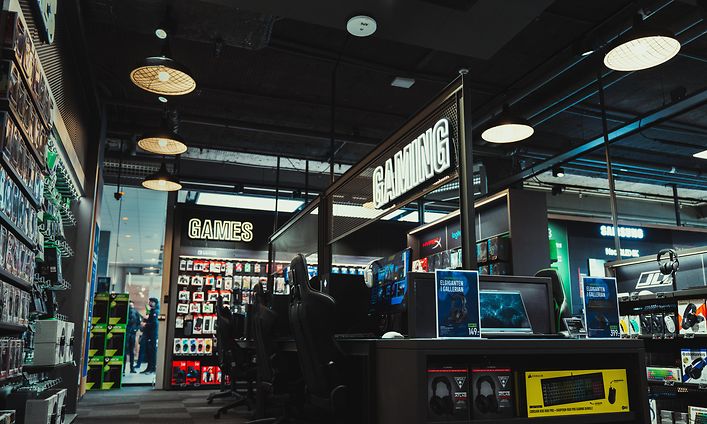 Gaming - Pelitietokoneet - Gigantti-myymälän peliosasto