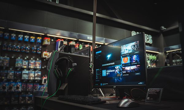 Gaming - Pelitietokoneet - Pelikokoonpano Gigantti-myymälän peliosastolla