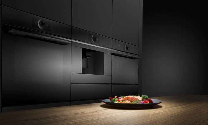 Bosch accent line Carbon black -uuni ja lautasellinen lohta ja kasviksia