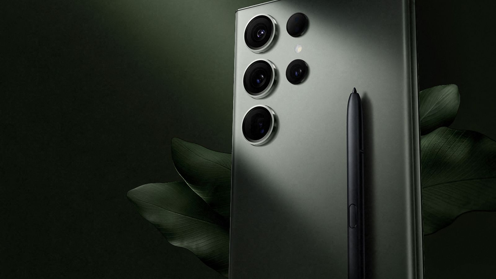 Samsung Galaxy S23 Ultra -älypuhelin tumman vihreällä taustalla