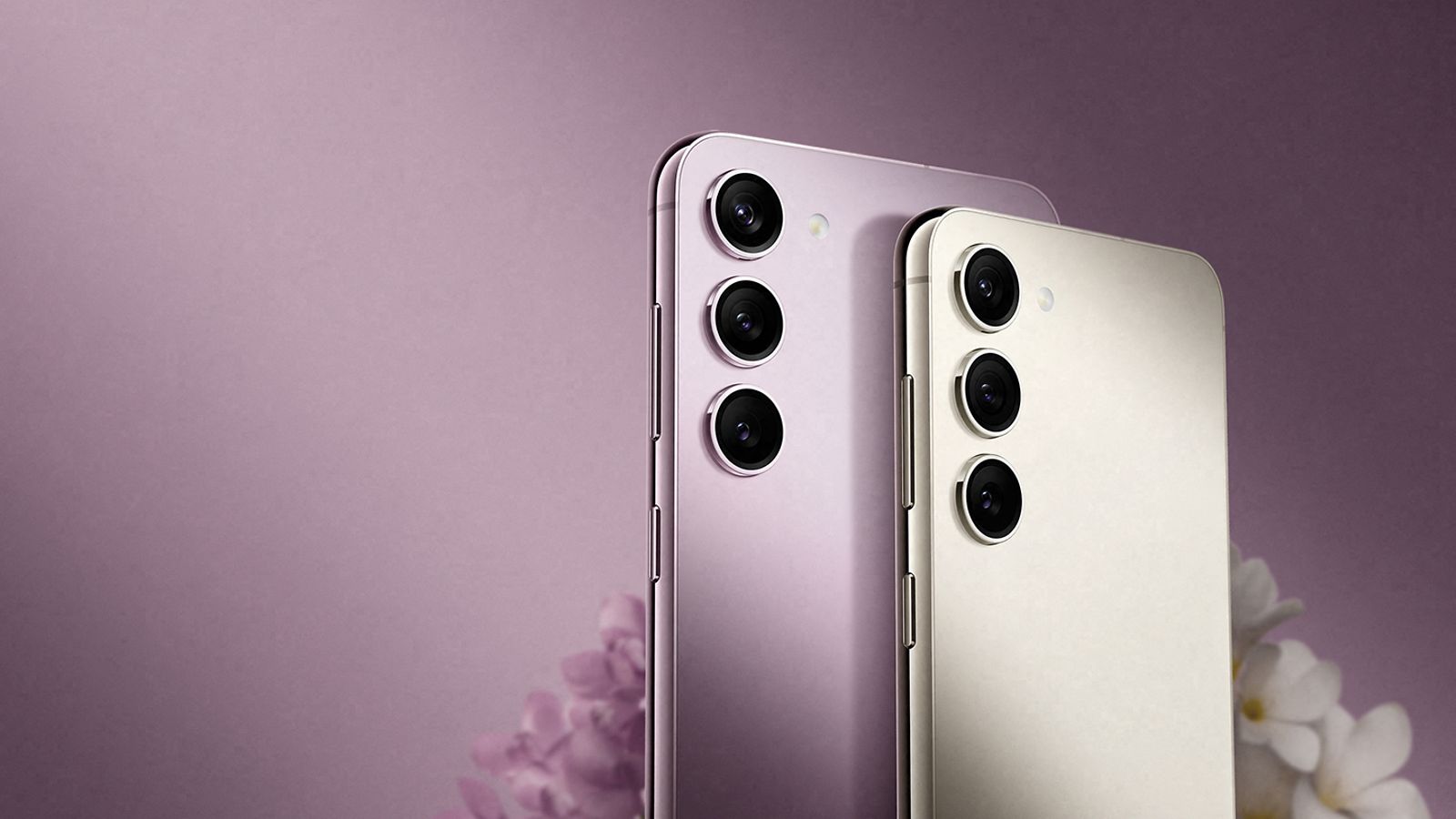 Samsung Galaxy S23 ja S23+ -älypuhelimet violetilla taustalla