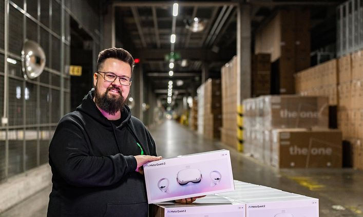 Gaming - VR-pelaaminen - Gigantin myyjä, joka noutaa VR-laseja varastosta