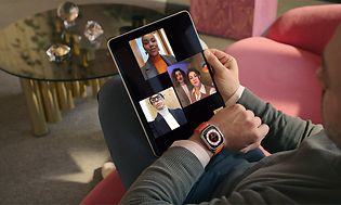 Mies osallistuu videopalaveriin iPadilla
