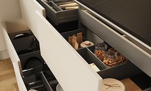 Trend Greige -keittiö, jonka avoimissa vetolaatikoista ruoka-aineet, astiat ja muut tarvikkeet järjestelty tilanjakajien avulla