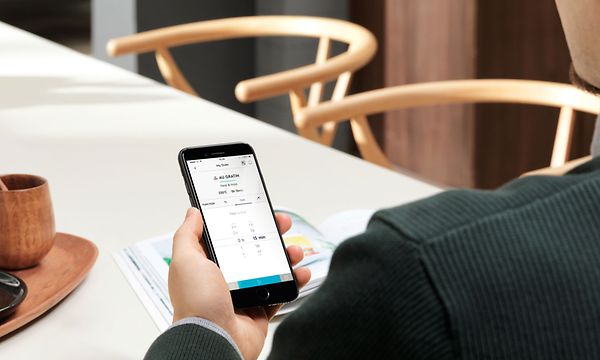 Electrolux-uunia ohjataan älypuhelimen sovelluksen avulla