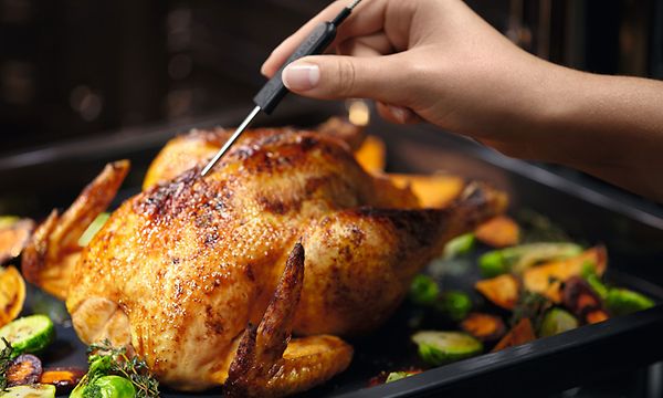 Electrolux-uunissa kypsennetyn kanan sisälämpötilaa mitataan Food Sensor-paistolämpömittarilla