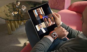 Mies osallistuu videopalaveriin iPadilla