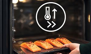 Lohia uunipellillä asetetaan Electrolux-uuniin paistettavaksi pikakuumennustoiminnolla