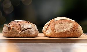Kaksi vastaleivottua leipää tarjoiltuna leikkuulaudalla
