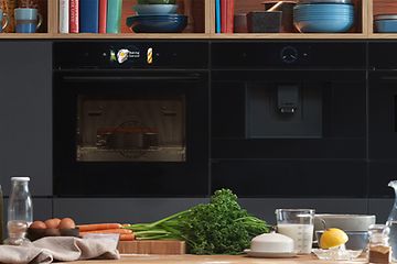 Integroitu Bosch accent line -uuni, jossa kakku paistuu PerfectBake-anturin avustuksella