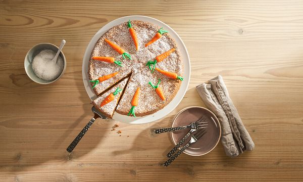Täydellisesti paistunut porkkanakakku pöydällä valmiina tarjoiltavaksi