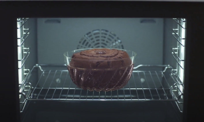 Suklaakakku paistuu Bosch accent line -uunissa ja PerfectBake-sensori valvoo paistotulosta