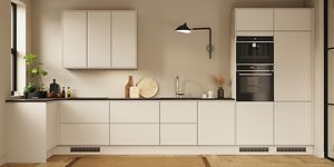 EPOQ Trend Greige keittiö, jossa dekton-työtaso, teräksinen tiskialllas, krominvärinen hana  ja integroitu uuni ja kahvikone