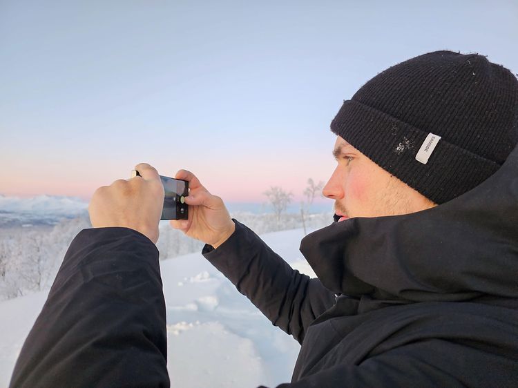Elkjøp-asiakas, Jonas Karlsen ottaa maisemakuvaa Samsung Galaxy S23 -älypuhelimellaan
