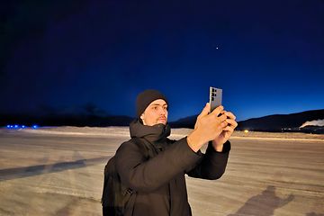 Elkjøp-asiakas Jonas Karlsen pimeäkuvaa Samsung Galaxy S23 Ultrallaan yöaikaan
