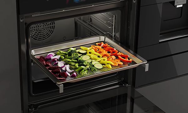 Bosch accent line Series 8 -uuni ja kasviksia valmiina höyrytettäviksi uunipellillä