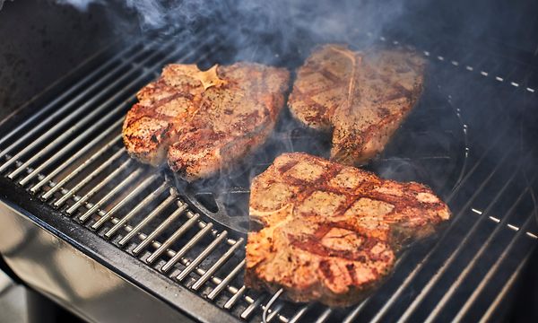 Grillin grilliritilällä paistuvia pihvejä