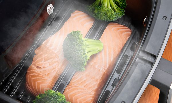 OBH Nordica EasyFry, jonka 3-in-one-toiminnoissa on mukana höyrytys