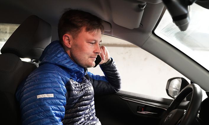 Yritysasiakas Janne Heiska puhuu puhelimessa autossa