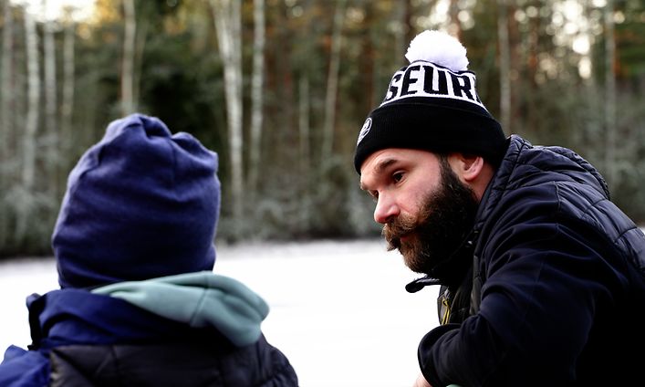 Atte Nurmi sosiaaliohjaajana lapsen kanssa ulkona