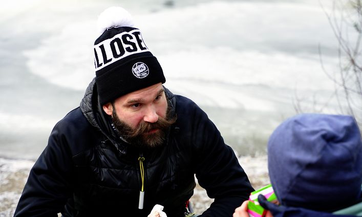 Atte Nurmi sosiaaliohjaajana keskustelee nuoren kanssa