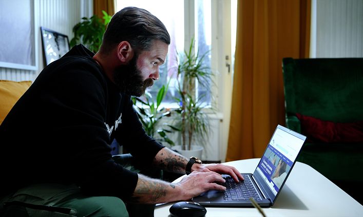 Atte Nurmi Sopiva Oy tietokoneen ääressä