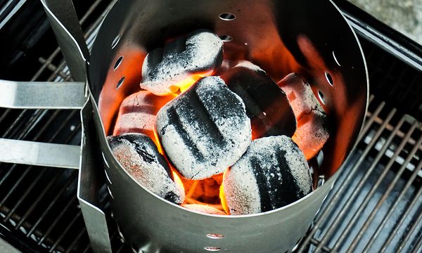 Hehkuvat hiilet grillissä