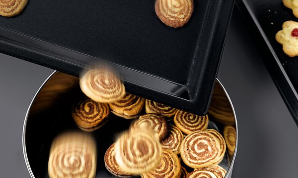 Mielen DGC-yhdistelmäuunissa paistettuja leivonnaisia sekä puhdas uuni PerfectClean-toiminnon avulla