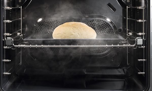 Leipä paistumassa Mielen DGC-yhdistelmäuunissa, jossa on Moisture Plus -toiminto