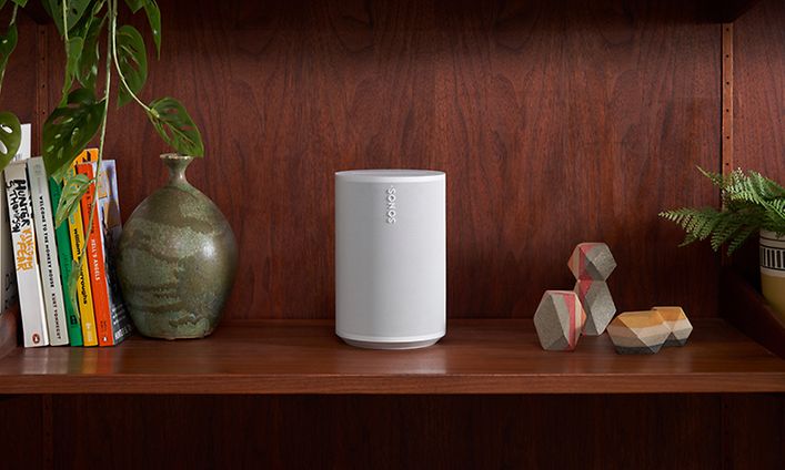 Sonos Era 100 kirjahyllyssä