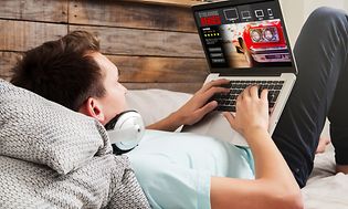 Henkilö striimaa TV-sarjoja VPN-yhteydellä kannettavalta tietokoneelta