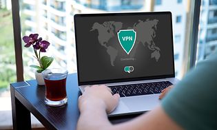 Pöydällä olevassa läppärissä on käytössä VPN-yhteys