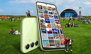 Kuvituskuva nuorista festivaalilla ja Galaxy A54 5G -älypuhelimen kuvagalleriasta