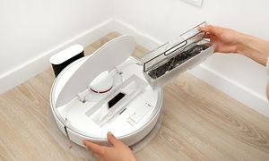 Robottipölynimurin puhdistus - pölysäiliön irrotus