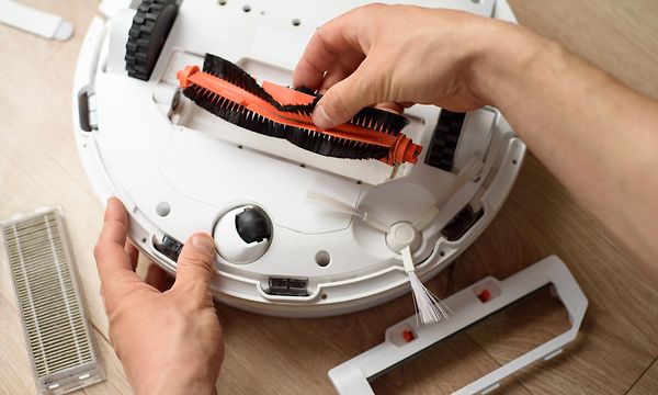 Robottipölynimurin puhdistus - harjaspäiden puhdistus