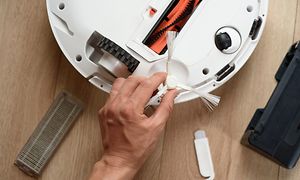 Robottipölynimurin puhdistus - puhdista laitteen anturit