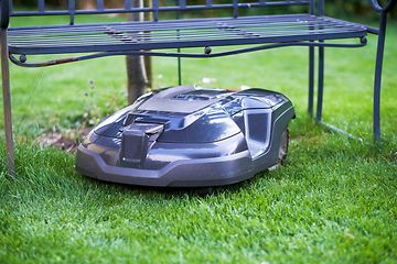 Robottiruohonleikkuri trampoliinin alla
